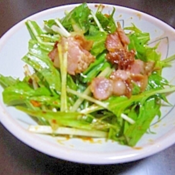 水菜とカリカリベーコンのサラダ　プラス食べるラー油